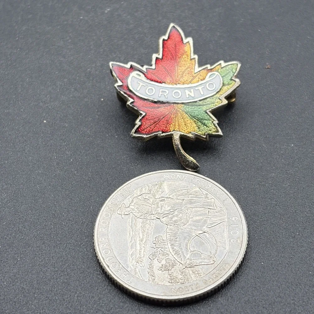 Toronto Canada Canadian Maple Leaf Lapel Hat‎ Pin